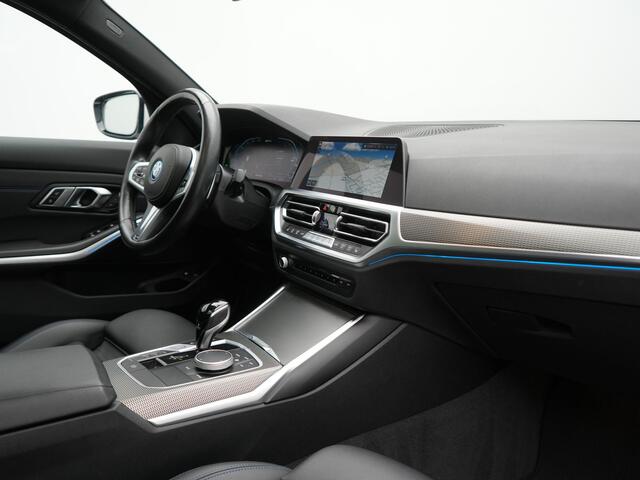 BMW 3-SERIE Touring 330e xDrive M Sport Plug In Hybrid 293pk Dealer O.H. PHEV | Panodak | Head Up | Adaptive Cruise | Laser LED | 360 Camera | Alcantara Sportstoelen Memory & Verwarmd | Sfeerverlichting | Apple Carplay | Keyless | Blis | Navigatie | Virtual | DAB