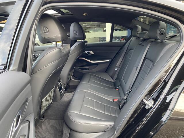 BMW 3-SERIE 330e M Sport High Executive / Automaat / NL-Auto / 55.000 Km / Dealer-Onderhouden / Vol-Leder / Schuif-Kanteldak / Head-Up Display / Digitaal Dashboard / LED / DAB / Apple-Carplay&Android-Auto / Navi / Rondom Camera's / Stuur+Stoelverwarming / Flippers /