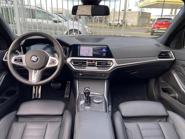 BMW 3-SERIE 330e M Sport High Executive / Automaat / NL-Auto / 55.000 Km / Dealer-Onderhouden / Vol-Leder / Schuif-Kanteldak / Head-Up Display / Digitaal Dashboard / LED / DAB / Apple-Carplay&Android-Auto / Navi / Rondom Camera's / Stuur+Stoelverwarming / Flippers /