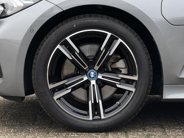 BMW 3-SERIE Touring 320e | Camera | Sportstoel. | PDC voor + achter
