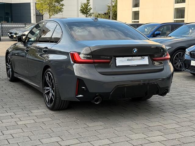 BMW 3-SERIE 320d xDrive M-SPORT ** ADAPT. LED, NAVI+, VERW.ST, HuD, ACC, 19-inch LMV, DRAVIT GRAU ** 1e EIG - UNFALLFREI - BMW GAR ** ** INFORMEER OOK NAAR ONZE AANTREKKELIJKE FINANCIAL-LEASE TARIEVEN **