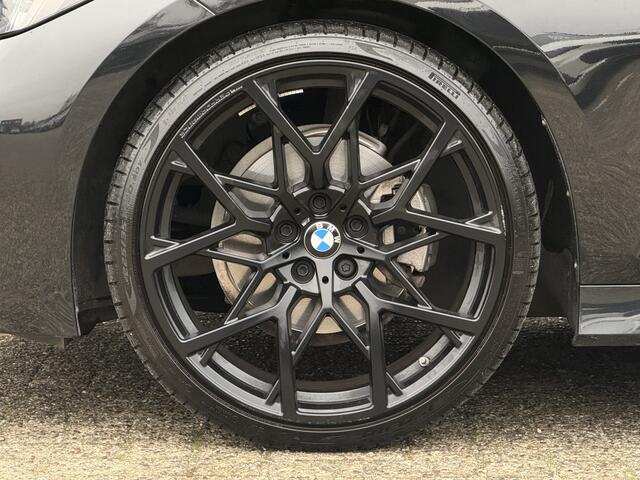BMW 3-SERIE Sedan 320i | M-Sport | 20'' M-Performance | Sportstoel. | PDC v+a | Getint Glas
