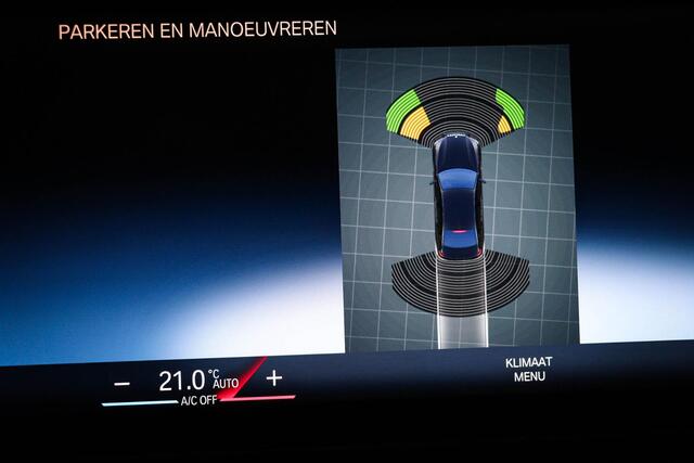 BMW 3-SERIE 318i | M SPORT / TRAVEL- PACK | KANTELDAK | STOELVERWARMING | DAB | APPLE | 19"