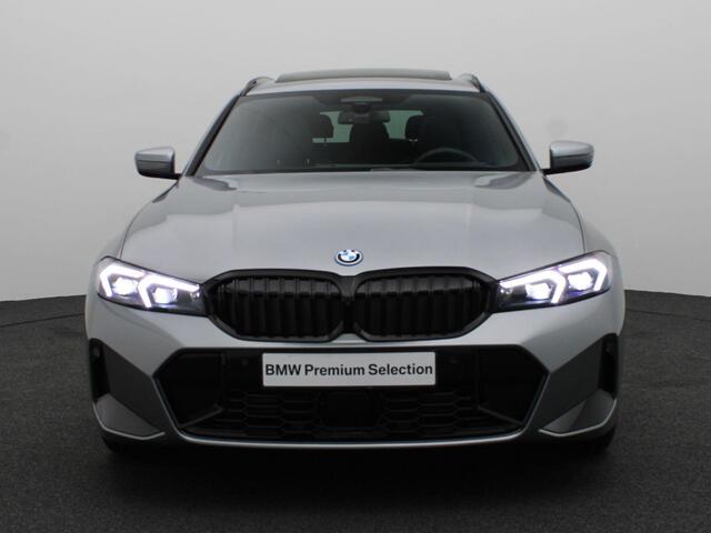 BMW 3-SERIE Touring 330e M Sportpakket Pro | Innovation Pack | Comfort Pack | Trekhaak | Panoramadak | Elektrisch Verstelbare Stoelen | Driving Assistant Professional | Harman Kardon | 19''