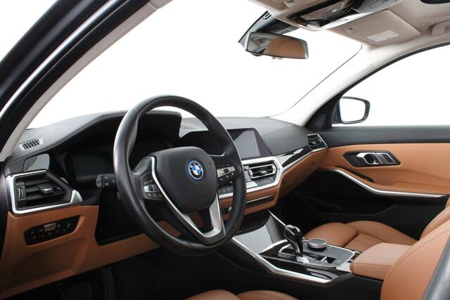 BMW 3-SERIE 330e High Executive 292pk/Cognac Leer/Memory/Schuifdak/Luxury Line/ kleur MINERALGRAU/Achteruitrijcamera