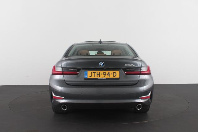 BMW 3-SERIE 330e High Executive 292pk/Cognac Leer/Memory/Schuifdak/Luxury Line/ kleur MINERALGRAU/Achteruitrijcamera