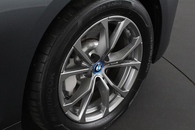 BMW 3-SERIE 330e High Executive 292pk/Cognac Leer/Memory/Schuifdak/Luxury Line/ kleur MINERALGRAU/Achteruitrijcamera