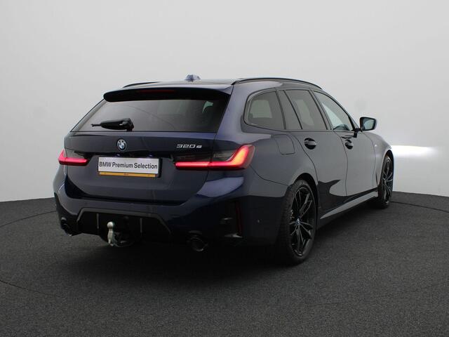 BMW 3-SERIE Touring 320e M Sportpakket Pro | Travel Pack | Innovation Pack | Comfort Pack | Entertainment Pack | Trekhaak | Comfort Access | Elektrisch Verstelbare Stoelen | Driving Assistant Professional | Harman Kardon | 19''