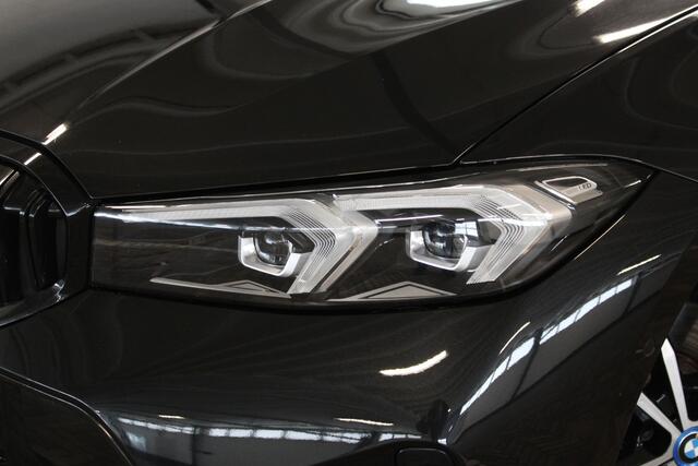 BMW 3-SERIE Touring 330e xDrive | M- Sport | Incl. 12 maanden garantie | 292 PK | Panorama dak | 360° camera | Head-up display | Memory sportstoelen | Shadow-line | Dodehoek detectie | Widescreen Display | Apple CarPlay | 19'' Breedset | Stoelverwarming |