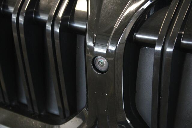 BMW 3-SERIE Touring 330e xDrive | M- Sport | Incl. 12 maanden garantie | 292 PK | Panorama dak | 360° camera | Head-up display | Memory sportstoelen | Shadow-line | Dodehoek detectie | Widescreen Display | Apple CarPlay | 19'' Breedset | Stoelverwarming |