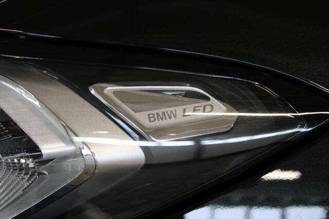 BMW 3-SERIE Touring 330e xDrive | M- Sport | Incl. 12 maanden garantie | 292 PK | Panorama dak | 360° camera | Head-up display | Memory sportstoelen | Shadow-line | Dodehoek detectie | Widescreen Display | Apple CarPlay | 19'' Breedset | Stoelverwarming |