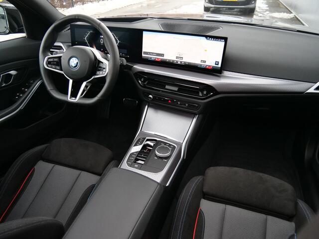 BMW 3-SERIE Touring 330e 292 Pk Automaat M-Sport pakket Schuifdak / Apple Carplay / Head-Up / Keyless