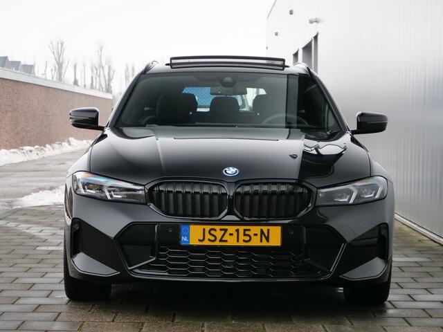BMW 3-SERIE Touring 330e 292 Pk Automaat M-Sport pakket Schuifdak / Apple Carplay / Head-Up / Keyless