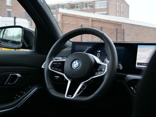 BMW 3-SERIE Touring 330e 292 Pk Automaat M-Sport pakket Schuifdak / Apple Carplay / Head-Up / Keyless