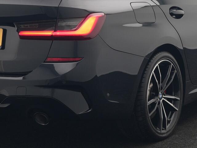 BMW 3-SERIE Touring 330e M Sport Plug In Hybrid 293pk Dealer O.H. PHEV | Trekhaak Af Fabriek | Panodak | Head Up | Adaptive Cruise | 360 Camera | Laser LED | Lederen Sportstoelen Memory & Verwarmd | Apple Carplay | Sfeerverlichting | 19"L.M |
