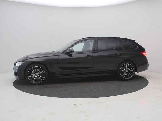BMW 3-SERIE Touring 330i xDrive High Executive 8AT AUTOMAAT / 252PK / AWD / Navigatie / Parkeersensoren Voor & Achter / Elektrische achterklep / Stoelverwarming voor / LMV / Historie aanwezig / 1ste Eigenaar 5 jaar in NL / 1800KG Trekgewicht / BMW Led lampen /