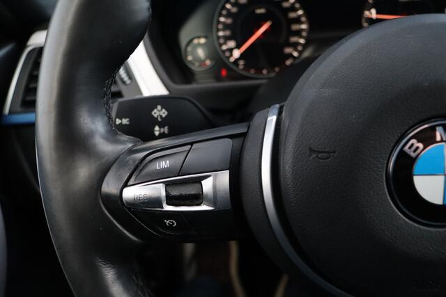 BMW 3-SERIE Touring 330i Edition Sport Line Shadow Executive | Leder | Stoel-/Stuurverwarming | Elek. Trekhaak | Carplay | Camera