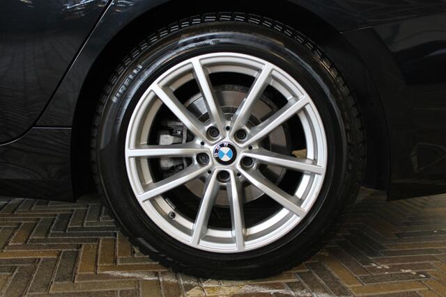 BMW 3-SERIE Touring 318i High Executive | Incl. 12 maanden garantie | Trekhaak elektrisch uitklapbaar | Harman/Kardon audio | Apple Carplay/Android Auto | | Sport stoelen | DAB | Voorstoelen verwarmd | Elektrische achterklep |