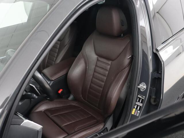 BMW 3-SERIE 320e M Sport | Leder | Adaptive cruise | Stoelverwarming | Camera | Keyless | Carplay | Sportstoelen | Live Cockpit | Navigatie | Full LED | PHEV | Plug In
