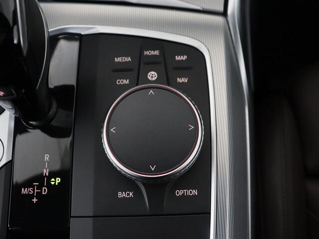 BMW 3-SERIE 320e M Sport | Leder | Adaptive cruise | Stoelverwarming | Camera | Keyless | Carplay | Sportstoelen | Live Cockpit | Navigatie | Full LED | PHEV | Plug In