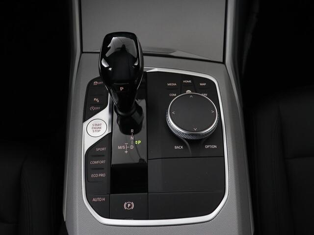 BMW 3-SERIE 318i Executive Edition | Adaptive cruise | Leder | Stoel & stuurverwarming | Carplay | Harman/Kardon | Navigatie | Live Cockpit | Climate control | Parkeerhulp