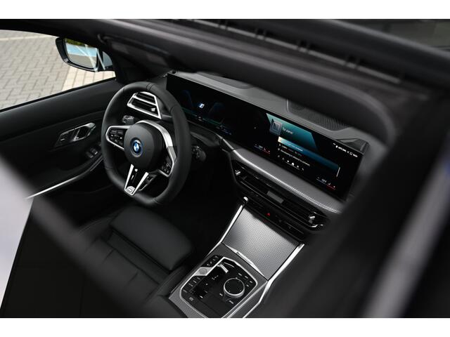 BMW 3-SERIE Touring 330e High Executive M Sport Automaat / Panoramadak / Trekhaak / Sportstoelen / Comfort Access / Adaptieve LED / Parking Assistant Plus / Stoelverwarming