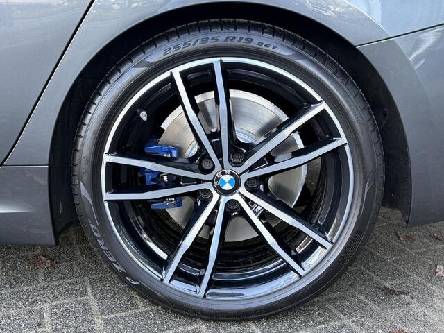 BMW 3-SERIE 320i High Executive M Sport Automaat / 19 Inch / Head Up display / Active Cruise control / HiFi / Shadow Line