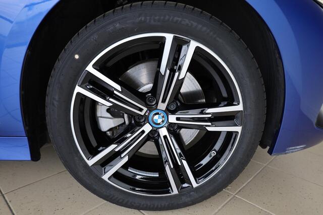 BMW 3-SERIE Touring 320e | M Sportpakket | Entertainment Pack | Travel Pack