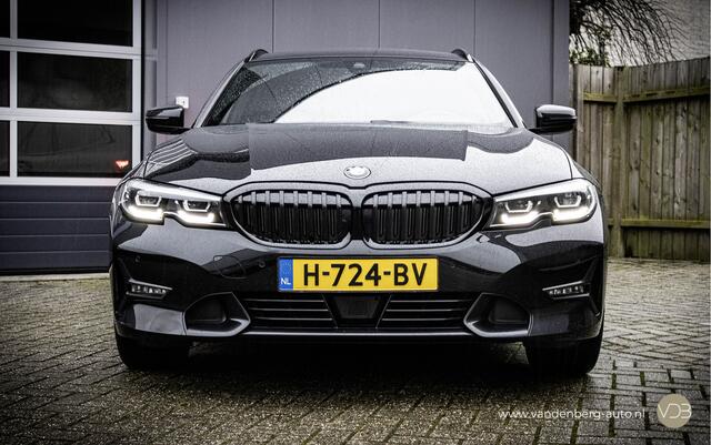 BMW 3-SERIE Touring 330i 258pk High Executive Leer 19inch Origineel NL