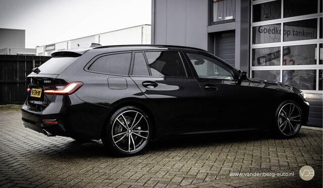 BMW 3-SERIE Touring 330i 258pk High Executive Leer 19inch Origineel NL