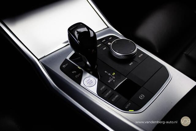 BMW 3-SERIE Touring 330i 258pk High Executive Leer 19inch Origineel NL