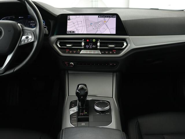 BMW 3-SERIE 320e Business Edition Plus | Leder | Stoelverwarming | Live Cockpit | Carplay | Navigatie | Full LED | Parkeerhulp | Climate control | Bluetooth | PHEV | Plug In