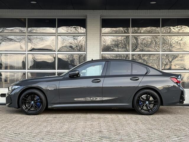 BMW 3-SERIE 320e M SPORT | 19 INCH VELGEN | PANORAMA | M SPORT REMMEN | TREKHAAK | ELEKTR. STOELEN MEMORY |