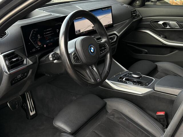 BMW 3-SERIE 320e M SPORT | 19 INCH VELGEN | PANORAMA | M SPORT REMMEN | TREKHAAK | ELEKTR. STOELEN MEMORY |