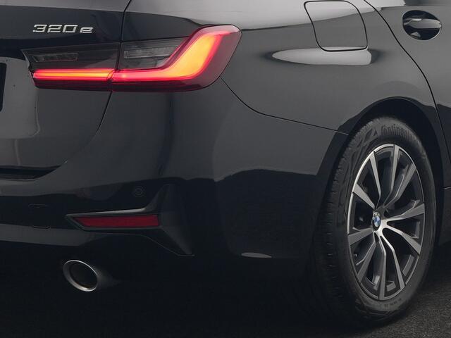 BMW 3-SERIE Touring 320e Advantage Plug In Hybrid 204pk Dealer O.H. PHEV | Head Up | Cruise Control | Apple Carplay | Navigatie | Virtual | DAB | 17" L.M |