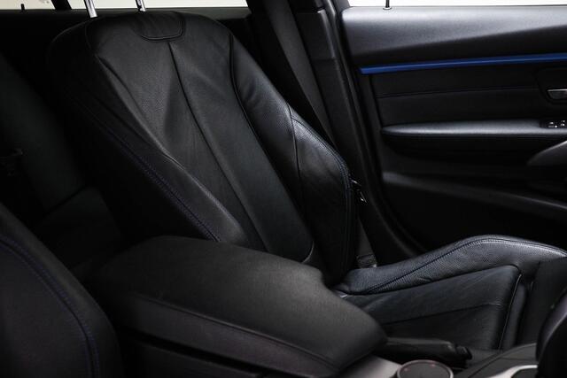 BMW 3-SERIE Touring 318i M-Sport Corporate Lease | LEDER | STOELVERWARMING | 19"