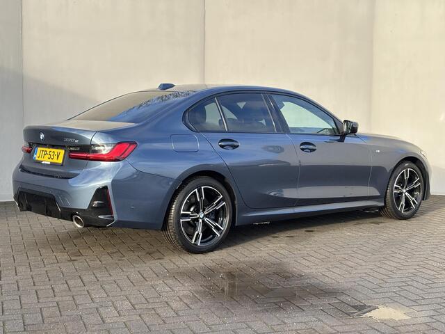 BMW 3-SERIE 330e M Sport / RIJKLAAR / Fabrieksgarantie tot 11-2027 / Harman Kardon Premium Audio / Elektrische Trekhaak / Schuif- en Kantel Dak / Stoel & Stuurverwarming / Akoestisch Glas / Adaptievf Cruise Control / Leder Bekleding / Dealer Onderhouden / Apple Carpl