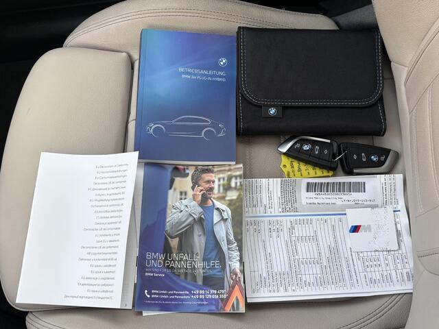 BMW 3-SERIE 330e M Sport / RIJKLAAR / Fabrieksgarantie tot 11-2027 / Harman Kardon Premium Audio / Elektrische Trekhaak / Schuif- en Kantel Dak / Stoel & Stuurverwarming / Akoestisch Glas / Adaptievf Cruise Control / Leder Bekleding / Dealer Onderhouden / Apple Carpl