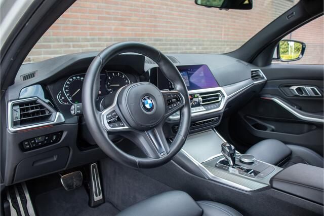BMW 3-SERIE 318i M Sport, Stoelverwarming, Carplay, Alcantara, Sfeerverlichting, DAB+, PDC, Navigatie, Sportstoelen.