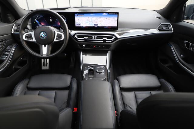 BMW 3-SERIE Touring 330e xDrive M-Sport | 292PK | Head-up | Keyless-go | Carbon | Sport-stoelen | Harman/Kardon | Sfeerverlichting | Stuurwielverw. | 2023.