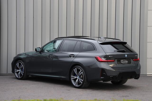 BMW 3-SERIE Touring 330e xDrive M-Sport | 292PK | Head-up | Keyless-go | Carbon | Sport-stoelen | Harman/Kardon | Sfeerverlichting | Stuurwielverw. | 2023.