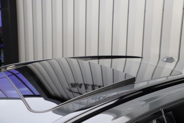 BMW 3-SERIE Touring 330e xDrive M-Sport | 292PK | Head-up | Keyless-go | Carbon | Sport-stoelen | Harman/Kardon | Sfeerverlichting | Stuurwielverw. | 2023.