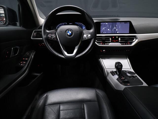 BMW 3-SERIE Touring 320e Sport Line [ADAPTIVE CRUISE, APPLE CARPLAY, BMW LASERLICHT, TREKHAAK INKLAPBAAR, ANDROID, STOELVERWARMING, VOL LEDER, PDC V+A, ELEK. ACHTERKLEP, CLIMATE, NIEUWSTAAT]