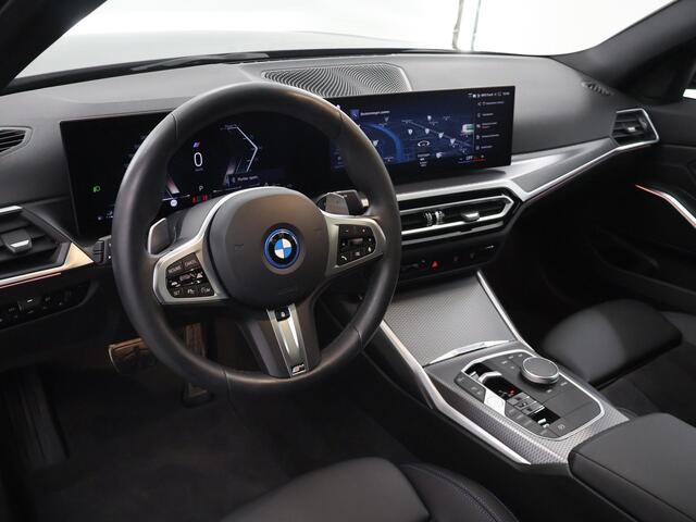 BMW 3-SERIE 320e | M-Pakket | Panoramadak | Keyless go | Digitaal Dashboard | Apple Carplay/Android Auto | DAB | Cruise control adaptief |