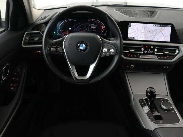 BMW 3-SERIE 318i Business Edition | Stoelverwarming | Camera | Live Cockpit | Carplay | Navigatie | Full LED | Parkeerhulp | Climate control | Bluetooth | Cruise control