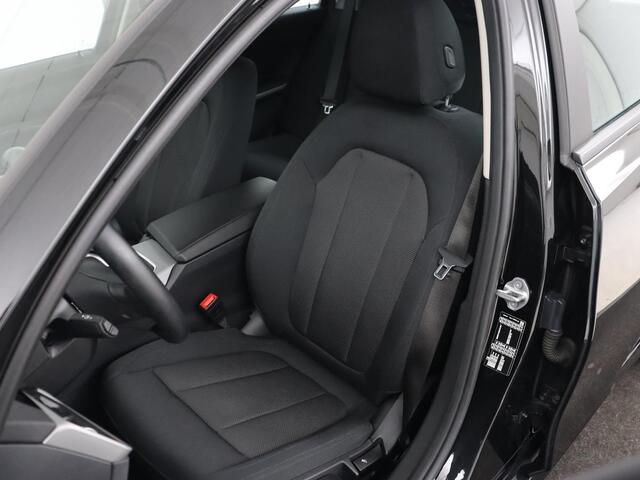 BMW 3-SERIE 318i Business Edition | Stoelverwarming | Camera | Live Cockpit | Carplay | Navigatie | Full LED | Parkeerhulp | Climate control | Bluetooth | Cruise control