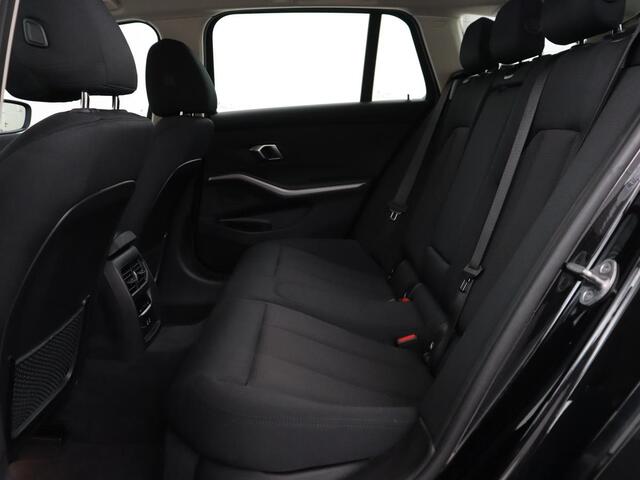 BMW 3-SERIE 318i Business Edition | Stoelverwarming | Camera | Live Cockpit | Carplay | Navigatie | Full LED | Parkeerhulp | Climate control | Bluetooth | Cruise control