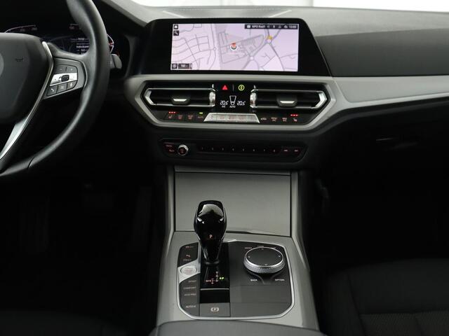 BMW 3-SERIE 318i Business Edition | Stoelverwarming | Camera | Live Cockpit | Carplay | Navigatie | Full LED | Parkeerhulp | Climate control | Bluetooth | Cruise control
