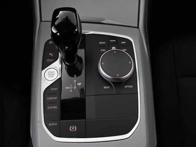 BMW 3-SERIE 318i Business Edition | Stoelverwarming | Camera | Live Cockpit | Carplay | Navigatie | Full LED | Parkeerhulp | Climate control | Bluetooth | Cruise control