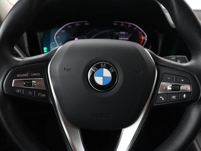 BMW 3-SERIE 318i Business Edition | Stoelverwarming | Camera | Live Cockpit | Carplay | Navigatie | Full LED | Parkeerhulp | Climate control | Bluetooth | Cruise control